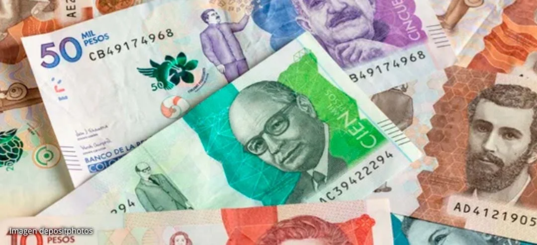 Portada publicaciones-pi Billetes colombianos de diferentes denominaciones sobre una superficie plana, representando el déficit fiscal en Colombia