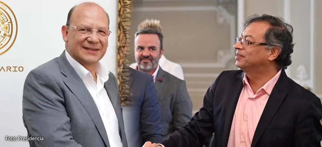 El presidente Gustavo Petro saluda a un funcionario en evento público relacionado con políticas fiscales - reforma tributaria Colombia