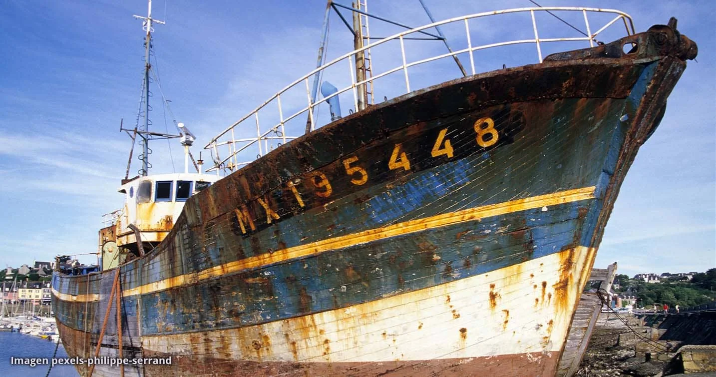 imagenes-entradas.internas2-2 Barco industrial oxidado en muelle, símbolo de estancamiento en la reindustrialización en Colombia