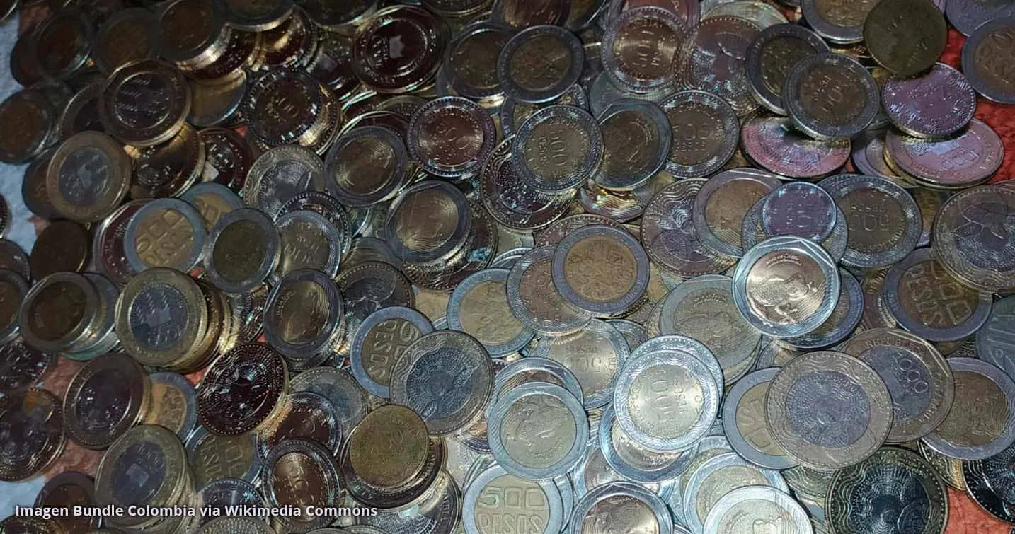 Montón de monedas colombianas apiladas, ilustrando el debate sobre la reforma tributaria Colombia