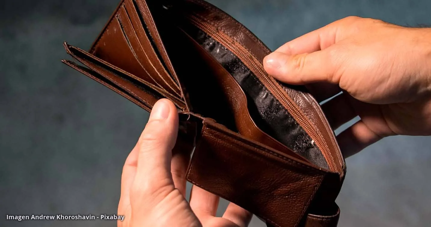 imagenes-entradas.internas3 Cartera de cuero vacía sostenida por dos manos, símbolo de deterioro en la economía colombiana 2025