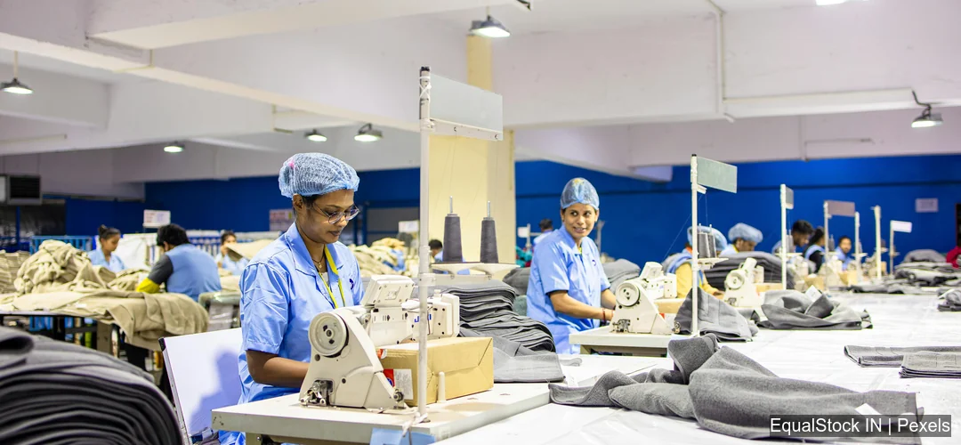 Operarias textiles cosen prendas en fábrica, empleo industrial Colombia