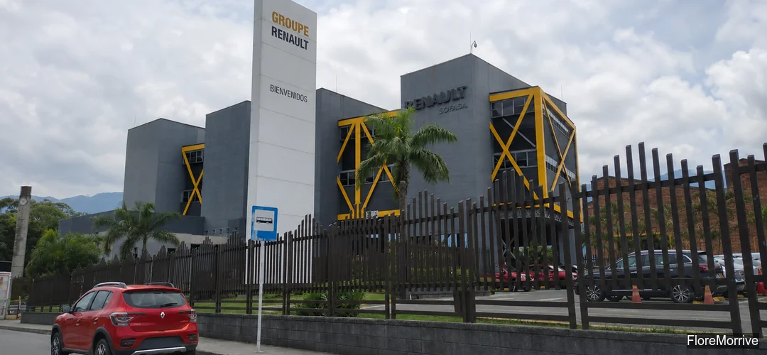 Fachada de Renault Sofasa con vehículos, producción automotriz en Colombia