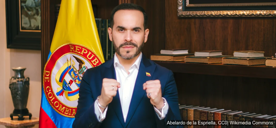 Abelardo de la Espriella durante mensaje institucional Abelardo de la Espriella frente a bandera de Colombia durante mensaje oficial