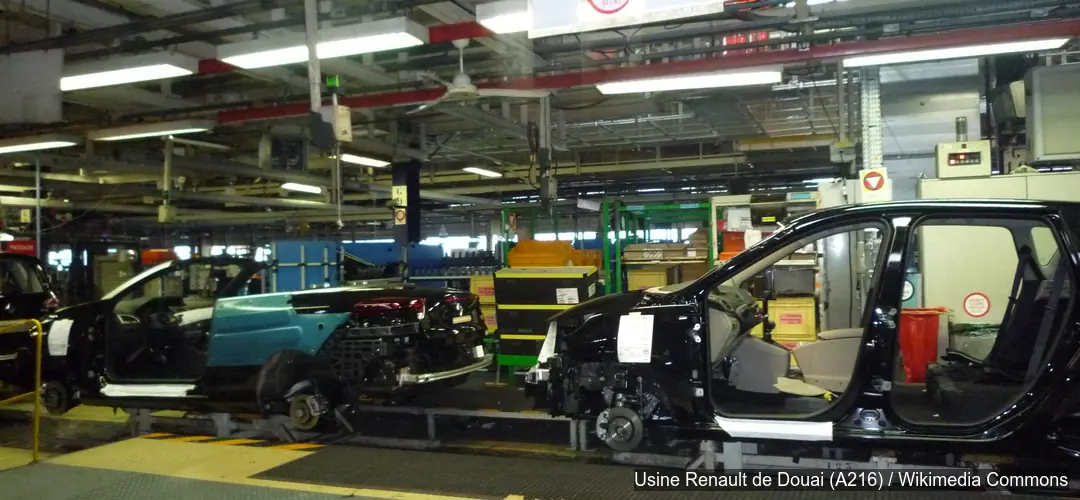 Línea de ensamblaje de vehículos en planta automotriz Vehículos en proceso de ensamblaje dentro de una planta automotriz