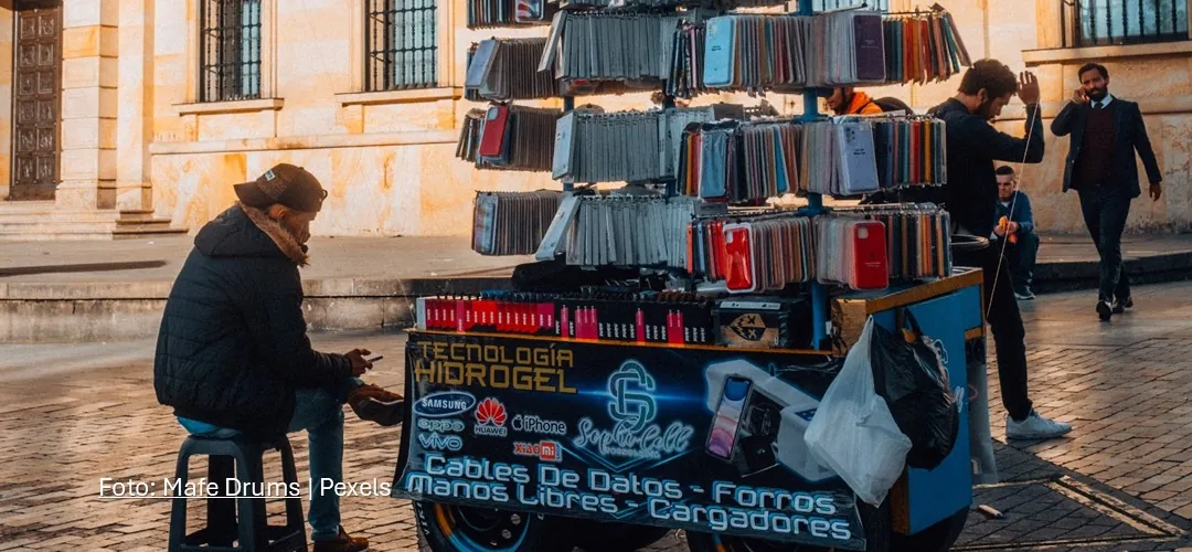 Vendedor informal ofrece accesorios para celulares en una calle de Bogotá